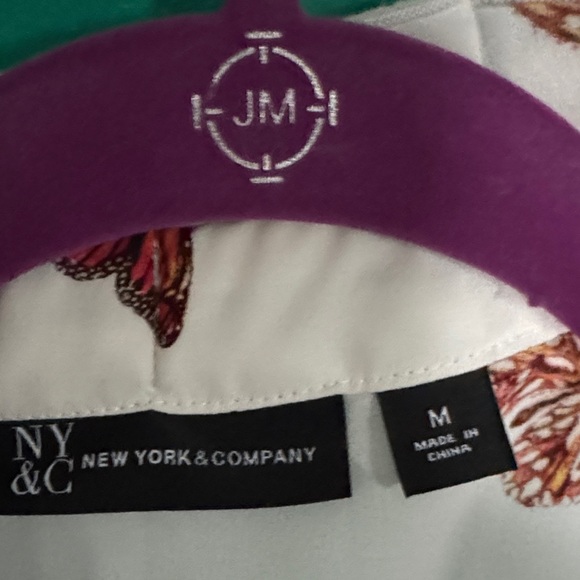 🦋👐🦋👐🌹🌸New York & Company White Blouse with Butterfly Print - Picture 2 of 11